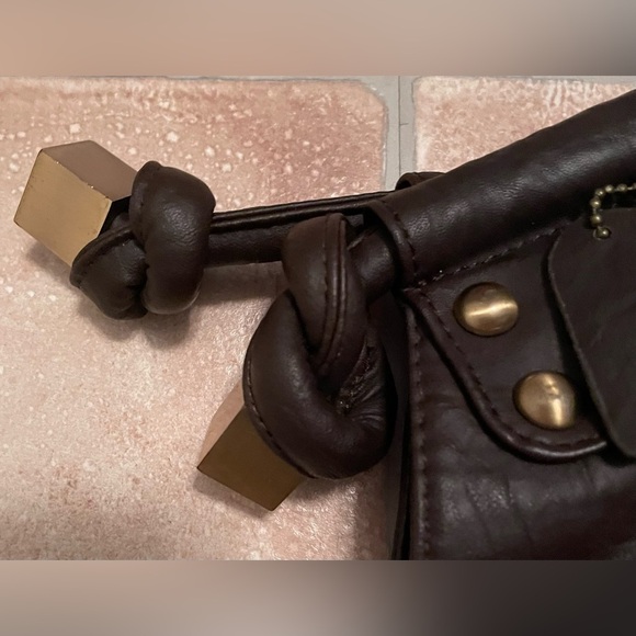 Brown leather tote bag with gold accents, tassel front and heart adornment - Picture 3 of 5